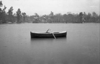 El estanque del parque de El Retiro nevado retratado por Campúa en enero de 1952