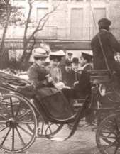 Fotografía realizada por Campúa padre (con posible fotomontaje) de Victoria Eugenia y Alfonso XIII cuando aún eran novios, paseando en carruaje por Biarriz, publicada en Nuevo Mundo el 8 de febrero de 1906