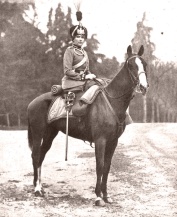 Fotografía de Campúa padre publicada el 20 de marzo de 1918 en Mundo Gráfico con el siguiente pie: S.M. la Reina Doña Victoria con el uniforme de coronel del regimiento de cazadores de Caballería Victoria Eugenia en los jardines del Palacio Real.