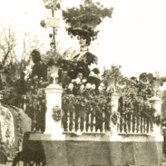 "España, país de las flores: carroza que ha obtenido el segundo premio en el concurso de Carnaval celebrado en Madrid", foto publicada en Mundo Gráfico el el 5 de marzo de 1924