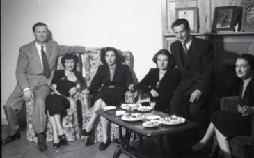 19 de marzo de 1950 Onomástica de José Campúa celebrada en su estudio de la c/ Bárbara de Braganza. La pareja del centro de la foto son la hija y el yerno del fotógrafo.