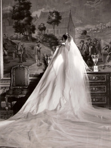 Carmen Franco y Polo posa, en la víspera de su boda, para el reportaje fotográfico concedido en exclusiva a José Demaría Vázquez "Campúa"