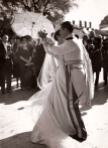 Carmen Franco y el Marqués de Villaverde bailan en el día de su boda
