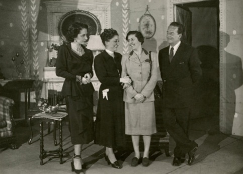 Campúa retrató el estreno de la obra en el Teatro Gran Vía de Madrid, con fotos como esta en la que la autora, Josefina Carabias, posa junto a los actores del montaje.