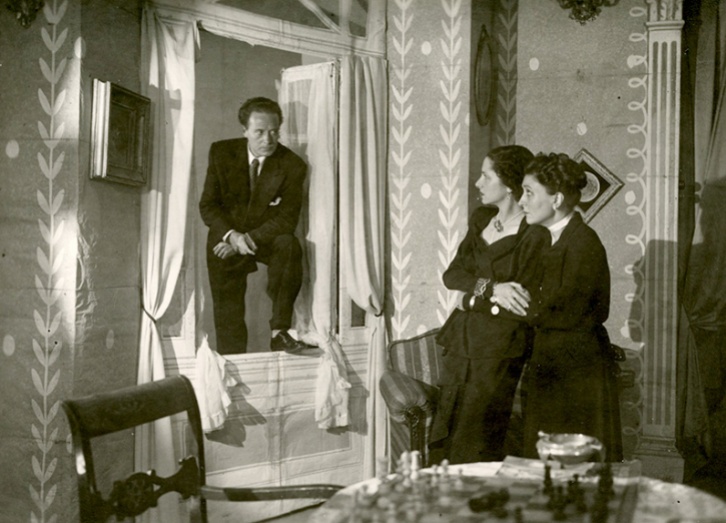 El 12 de mayo de 1950 Josefina Carabias estrenó en el Teatro Gran Vía de Madrid su primera obra de teatro titulada "Sucedió como en el cine"