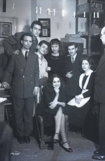 19 de marzo de 1951 Empleados del estudio durante la onomástica de José Campúa celebrada en su estudio de la c/ Bárbara de Braganza