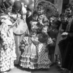 Niñas disfrazadas por las calles de Madrid, fotografiadas por Campúa el 24 de febrero de 1952