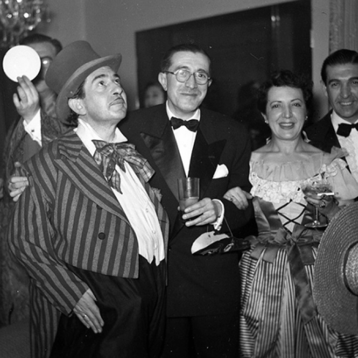 Baile de disfraces de Carnaval organizado por Luis Rubiera a los directores y artistas de la pantalla española el 1 de marzo de 1952, fotografiados por Pepe Campúa