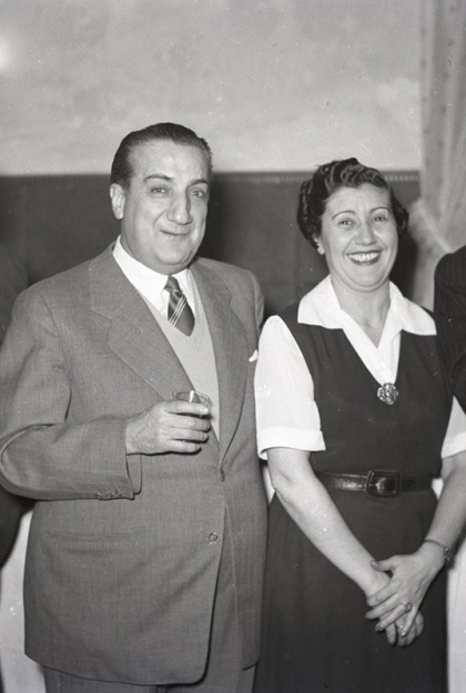 Pepe Campúa y Josefina Carabias en el homenaje ofrecido por el Diario Informaciones el 4 de marzo de 1952 con motivo del premio Luca de Tena a esta periodista