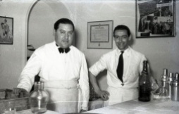 19 de marzo de 1952 Camareros en la onomástica de José Campúa celebrada en su estudio de la c/ Bárbara de Braganza