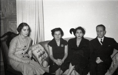 19 de marzo de 1953 Onomástica de José Campúa celebrada en su estudio de la c/ Bárbara de Braganza. La segunda mujer por la izquierda es su hija Esther.