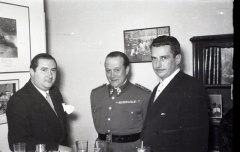 19 de marzo de 1953 Onomástica de José Campúa celebrada en su estudio de la c/ Bárbara de Braganza. El primero a la derecha es su yerno Antonio.