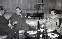 19 de marzo de 1954 Víctor de la Serna en la fiesta de onomástica de José Campúa en su casa en el Paseo de Rosales (Madrid)