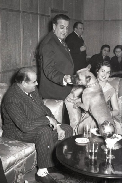 19 de marzo de 1954 El fotógrafo juega con su perra Chati en la fiesta de onomástica en su casa en el Paseo de Rosales (Madrid)