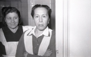 19 de marzo de 1954 Cocineras de la casa durante la fiesta de onomástica de José Campúa en su domicilio en el Paseo de Rosales (Madrid)