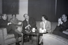 Fotografía realizada por Campúa en el homenaje a Josefina Carabias ofrecido en el Club de Prensa con motivo de su nombramiento como corresponsal en Washington el 7 de diciembre de 1954