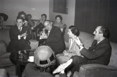 Fotografía realizada por Campúa en el homenaje a Josefina Carabias ofrecido en el Club de Prensa con motivo de su nombramiento como corresponsal en Washington el 7 de diciembre de 1954