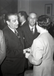 Pepe Campúa saluda a Josefina Carabias durante el homenaje ofrecido en el Club de Prensa con motivo de su nombramiento como primera mujer corresponsal el 7 de diciembre de 1954