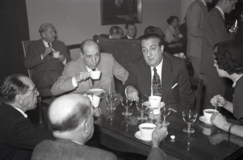 Pepe Campúa (en el centro de la imagen) durante el homenaje a Josefina Carabias ofrecido en el Club de Prensa con motivo de su nombramiento como corresponsal en Washington el 7 de diciembre de 1954