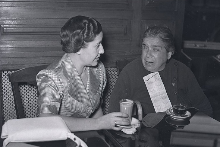 Campúa realizó estas fotos el 10 de febrero de 1955 para un reportaje de Josefina Carabias en el que entrevistaba a una vendedora de lotería ciega