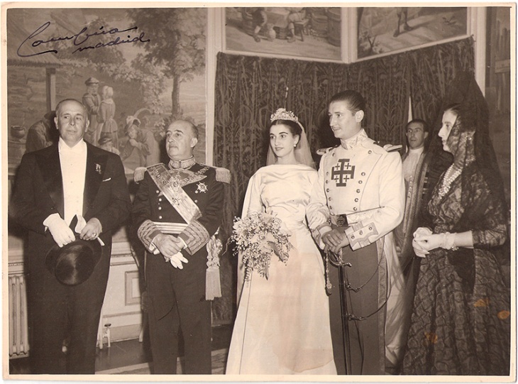 Positivado de época, firmado por José Demaría Vázquez "Campúa", de la boda de Carmen Franco Polo y Cristóbal Martínez Bordiú en el que aparecen con Francisco Franco y su mujer Carmen Polo