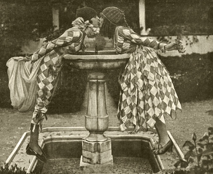 Fotografía de José Demaría Vázquez "Campúa" que ilustró el mes de febrero de 1922 en el almanaque de la revista Nuevo Mundo. Las dos modelos que hacían de Colombina y Arlequín habían posado para la cámara del fotógrafo dos años antes en los jardines de Joaquín Sorolla