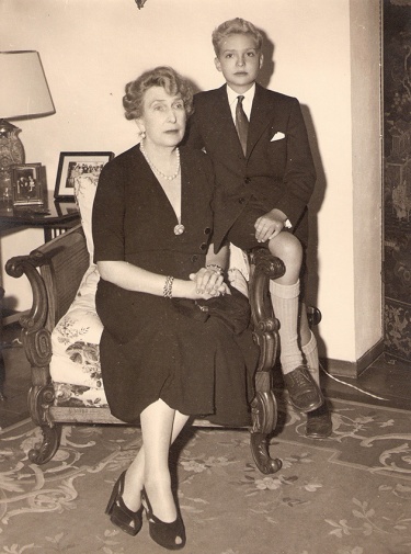 La reina Victoria Eugenia en los años 40 junto al entonces príncipe Juan Carlos, retratados en una visita de Pepe Campúa a Estoril