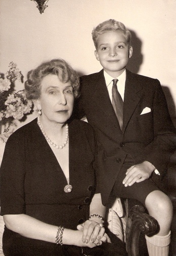 La reina Victoria Eugenia en los años 40 junto al entonces príncipe Juan Carlos, retratados en una visita de Pepe Campúa a Estoril
