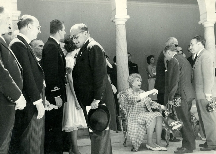 Pepe Campúa saluda a Victoria Eugenia de Battenberg ante la mirada de Juan Carlos y Sofía durante una recepción con motivo del bautizo del príncipe Felipe en 1968