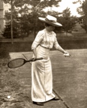 Fotografía de Campúa padre publicada en Mundo Gráfico el 9 de septiembre de 1912 con el pie: "S.M. la Reina Doña Victoria jugando al tennis en la finca de los Duques de Santo Mauro en Las Fraguas