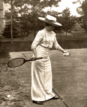 Fotografía de Campúa padre publicada en Mundo Gráfico el 9 de septiembre de 1912 con el pie: "S.M. la Reina Doña Victoria jugando al tennis en la finca de los Duques de Santo Mauro en Las Fraguas