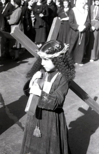 Penitentes en la procesión del Cristo de Medinaceli en Madrid, fotografiados por Campúa en abril de 1949