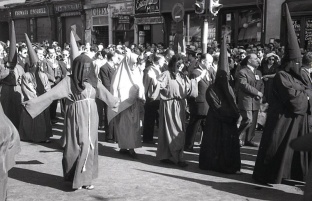 Penitentes en la procesión del Cristo de Medinaceli en Madrid, fotografiados por Campúa en abril de 1949