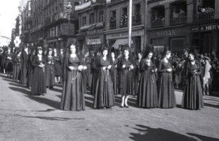 Penitentes en la procesión del Cristo de Medinaceli en Madrid, fotografiadas por Campúa en abril de 1949