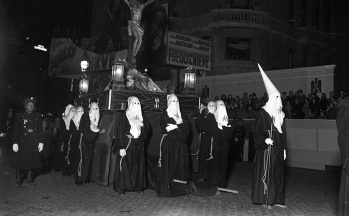 Procesión del Silencio en Madrid, fotografiada por Campúa en abril de 1950