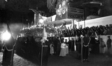Procesión del Silencio en Madrid, fotografiada por Campúa a su paso por Callao en abril de 1950
