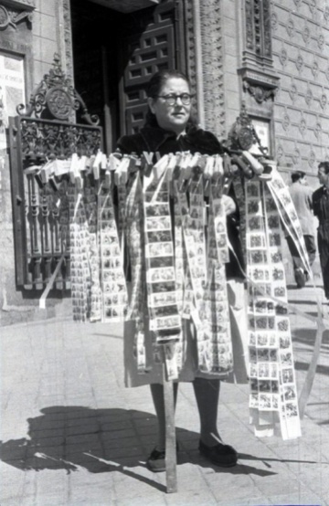 Las vendedoras de aleluyas y carracas eran otro de los personajes habituales en los días de Semana Santa, como ésta que retrató Campúa a la puerta de la Iglesia de las Calatravas el 9 de abril de 1952