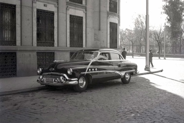 Junto al parque de El Retiro una conductora lleva su palma en 1953. Foto. Campúa