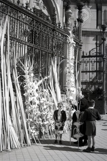 Comprando las palmas en el exterior de la Iglesia de San Manuel y San Benito en Madrid, en el domingo de ramos de 1953. Foto. Campúa