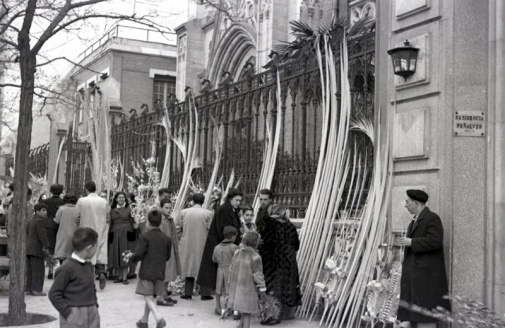 Comprando las palmas en el domingo de ramos de 1954. Foto. Campúa