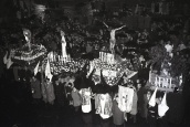 Semana Santa en la plaza Mayor de Madrid, rosario de Penitencia fotografiado por Campúa en abril de 1958