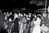 La gente asiste bajo la lluvia al rosario de penitencia en la Plaza Mayor de Madrid en abril de 1958. Foto. Campúa