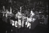 Semana Santa en la plaza Mayor de Madrid, rosario de Penitencia fotografiado por Campúa en abril de 1958