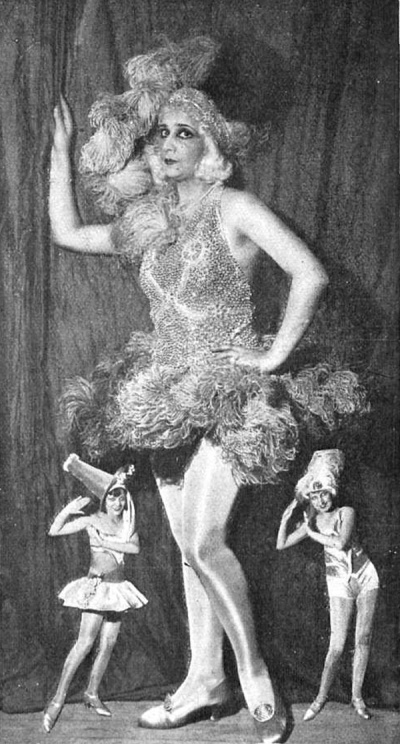Fotografía de Campúa publicada en Mundo Gráfico el 24 de octubre de 1928 con motivo del estreno de "Las lloronas". En la imagen aparece Celia Gámez y, en pequeño, dos de las segundas tiples en una composición típica de la época.
