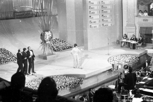 Actuación de Salomé con "Vive Cantando" como representante de España en el Festival de Eurovisión 1969. Foto. Campúa