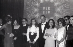 Manuel Fraga junto a Carmen Sevilla y las ganadoras del Festival de Eurovisión de 1969. Foto. Campúa