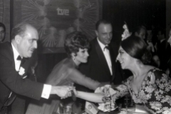 Salomé junto a Manuel Fraga saluda a la bailaora que amenizó la cena de celebración de los premios de Eurovisión en 1969. Foto. Campúa