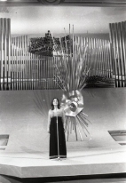 Actuación de Salomé con "Vive Cantando" como representante de España en el Festival de Eurovisión 1969. Foto. Campúa