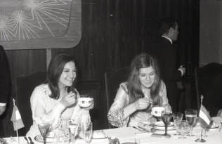 Frida Boccara, representante de Francia y Lenny Kuhr, representante de Países Bajos, dos de las ganadoras de la edición de 1969 del Festival de Eurovisión. Foto. Campúa