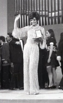 La ganadora del Festival de Eurovisión 1969, Salomé, posa con el premio. Foto. Campúa